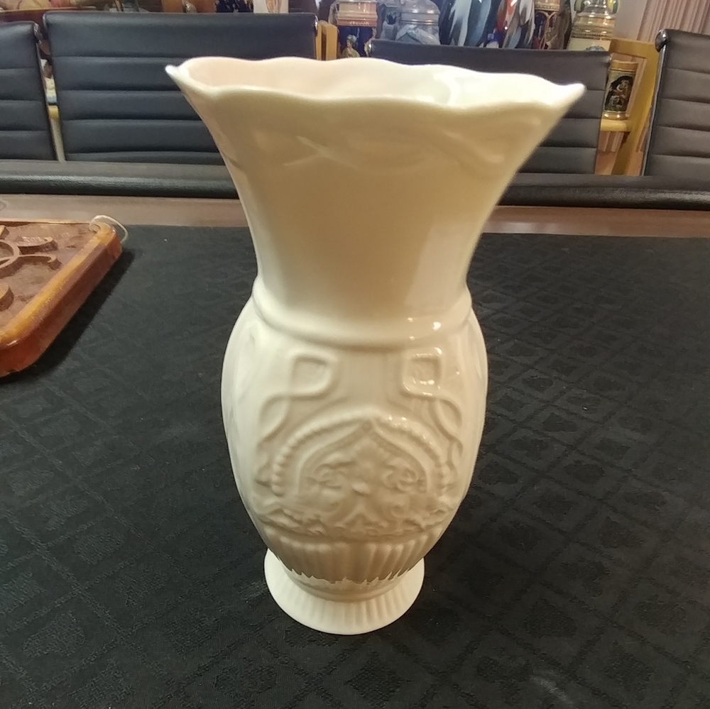 Belleck "Birds of Affection" Vase